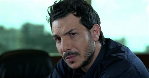 مشاهدة وتحميل مسلسل الدراما والتشويق النفسي قيد مجهول الحلقة 3 الثالثة كاملة اون لاين بطولة باسل خياط وعبد المنعم عمايري بجودة عالية hd ، شاهد بدون تح. الأزمة السورية دفعت باسل خياط لأن يتعلم الحلاقة ويعمل ...