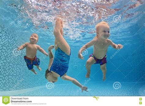 Los Niños Nadan Y Se Zambullen Bajo El Agua Con La Diversión En Piscina
