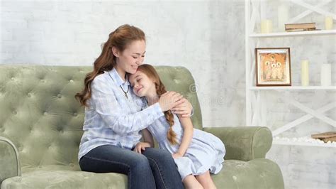 La Maman étreint Et Embrasse Sa Fille Banque De Vidéos Vidéo du enfants ménage