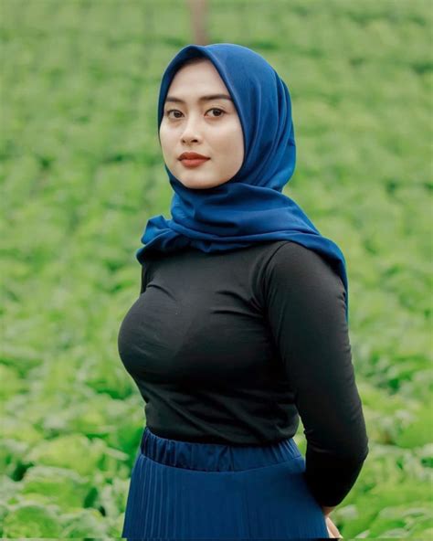 Cewek Hijab Manis Pakai Baju Kaos Hitam Busung Dada Indah Mode Gaya Hijab Baju Kaos
