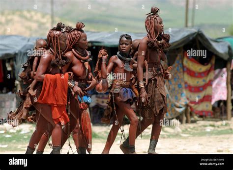 Himba Tribe In Namibia Fotos Und Bildmaterial In Hoher Auflösung Alamy