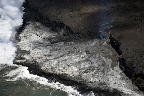 Coastal Plain Lava Breakout Stalls Small Delta Collapses