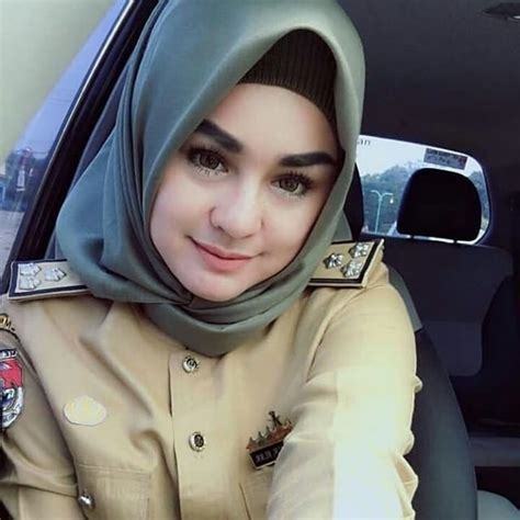 A lawyer (also called attorney, counsel, or counselor) is a licensed professional who advises and represents others in legal matters. Gadis Berhijab Cantik Masa Kini