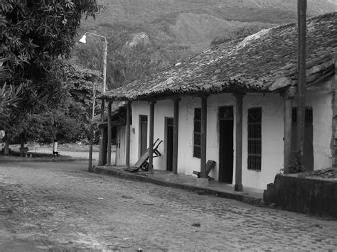 Casa En Blanco Y Negro Ambalema Tolima Cerca Del Río