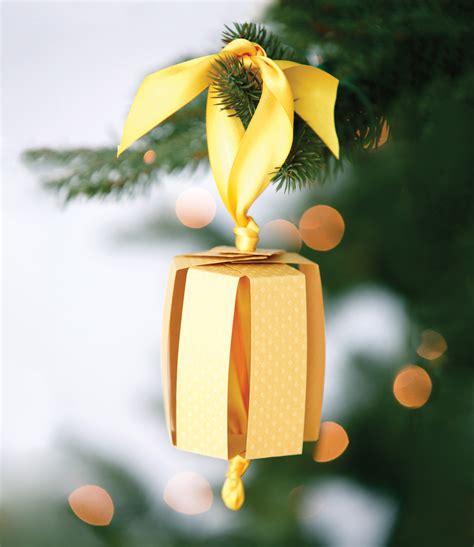 Nov 01, 2020 · what's better for christmas than a tree with diy christmas ornaments hanging from it? How to make pretty Christmas ornaments with paper and ribbon