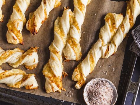 Genau das richtige, um die stangen spontan als snack für die nächste party vorzubereiten. Käsestangen | Rezept | Rezepte, Fingerfood rezepte ...