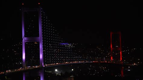 İstanbul Boğazı nın 3 köprüsü KKTC bayrağı renklerine büründü