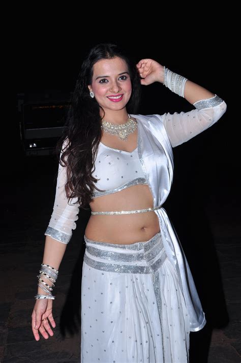 Actress Saloni Aswani Showing her fleshy navel in white saree | e-chilly