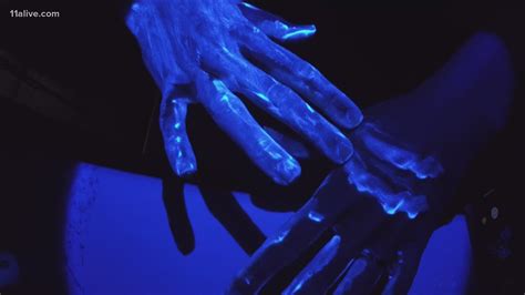 Whoa This Glow In The Dark Tool Allows You To See The Germs On Your
