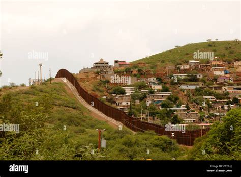 La Frontera Muro Divide La Ciudad De Nogales Arizona EE UU A La Izquierda Y Nogales