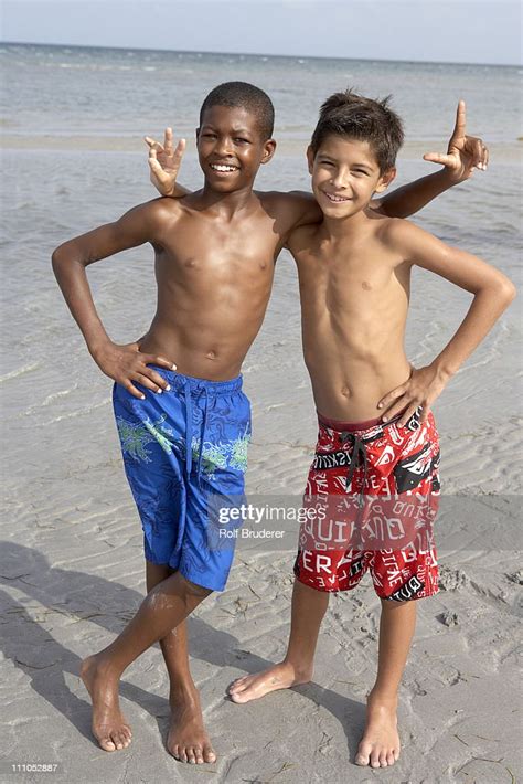 Playful Boys Enjoying The Beach Together Foto De Stock Getty Images