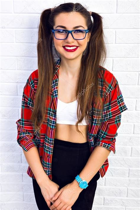 Chica Hipster Con Gafas Vintage — Foto De Stock © Annharitonenko 75375627