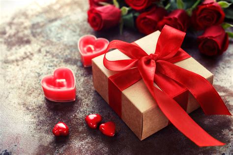 Valentines day gift ideas for him. Best Valentines Day Gift Ideas For Her - Voylla