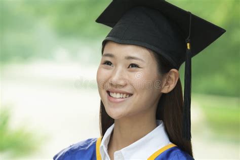 Dos Graduados De La Universidad De Los Jóvenes Que Sostienen Los