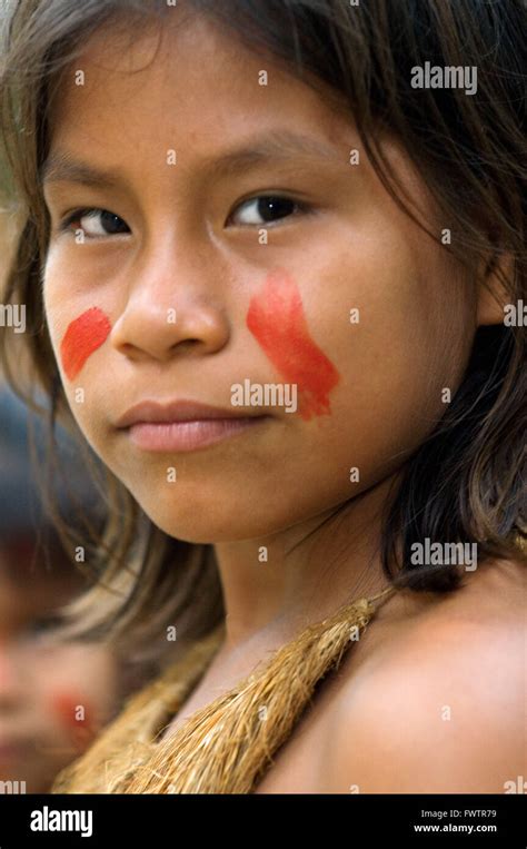 Situ Proximit De La Tribu Yagua Iquitos P Rou Amazonien Jeune Fille Pose L Ext Rieur De