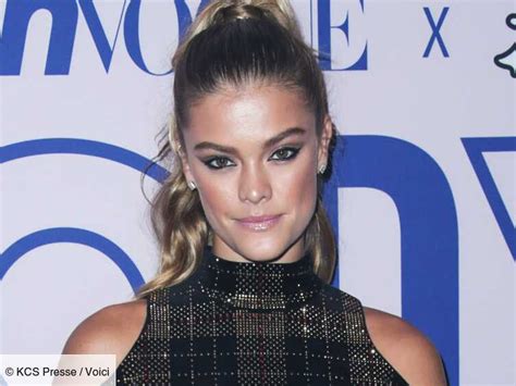 PHOTO Seins nus Nina Agdal montre ses abdos en béton Voici SexiezPix