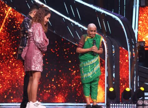 Indian Idol 2020 Neha Kakkar Gives Rs 1 Lakh To Shantabai Pawar Aka “super Aaji” Bollywood