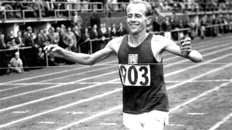 Emil zatopek, perhaps the greatest distance runner ever and surely the most ungainly, died he was 78 years old. Kein Tag wie jeder andere: Emil Zatopek gewinnt Gold im ...