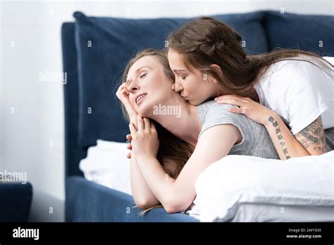 Women lesbians kiss Banque de photographies et dimages à haute
