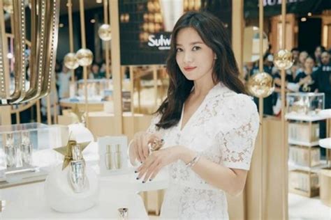 On june 27, actor song joong ki 's legal representative revealed in an official statement to the press, on june 26, we filed a request for divorce on i have decided to move forward in a divorce with song hye kyo. Song Hye-kyo spotted in public for first time after news ...