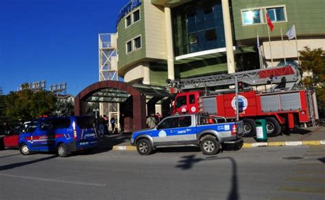Manavgat'ta çıkan orman yangınında olayları yakından takip eden muhabir ve kameraman, su taşıdığı belirtilen bir kamyonun büyük hasara yol açan yangın sırasında canlı yayında büyük tehlike atlatıldı. Manavgat'ta hastanede çıkan yangın büyümeden söndürüldü ...