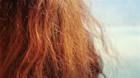How To Smooth Frizzy Hair During Humid Summer Weather