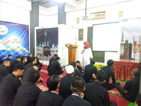 » KEGIATAN RUTIN APEL DAN DOA PAGI DI STIKes DHARMA HUSADA BANDUNG