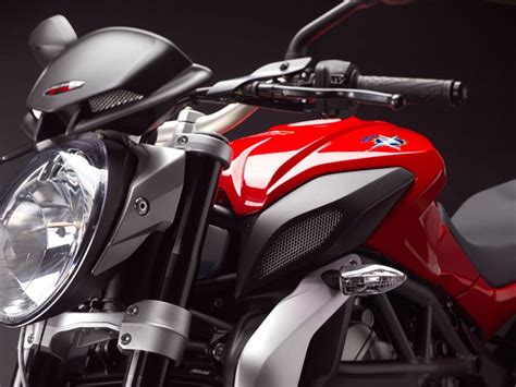 Its mere presence causes a stir much akin to monica bellucci walking into a room unannounced. 2013 MV Agusta Brutale 675 New Model Is Here | Ride Talks News