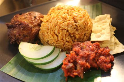 Nasi goreng ayam dengan ayam ini merupakan salah satu resep nasi goreng yang sangat. Nasi Lemak Ayam Goreng Berempah - Picture of Sambal House ...