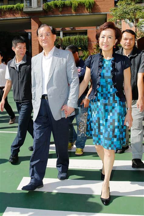 我給我老婆一個飛吻。 msc, trad.我给我老婆一个飞吻。 msc, simp. wǒ gěi wǒ lǎopo yī ge fēiwěn. 連方瑀獨唱會喊「老乖」 連戰：後會有期 - 中時電子報