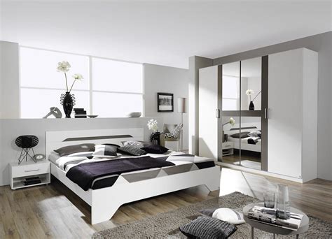 Exemple d'une chambre grise et blanche tendance en bois avec un mur blanc, un sol en bois clair, un sol beige et un plafond décaissé. Chambre grise et blanche: 19 idées zen et modernes pour se ...