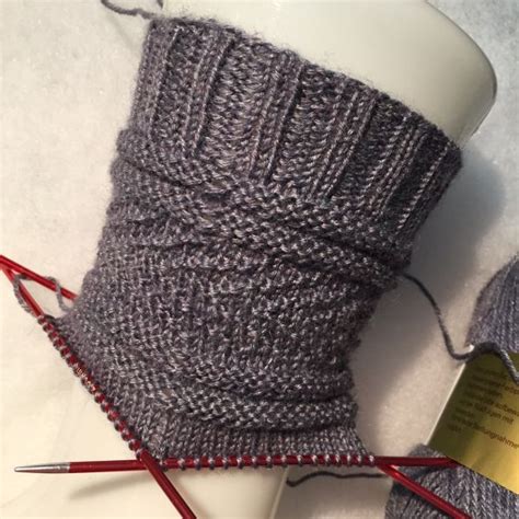 Hand knitting on 2 needles and in the round on set of 5 x 2.5mm needles. German translation by Gansey Socks | Knitting socks ...