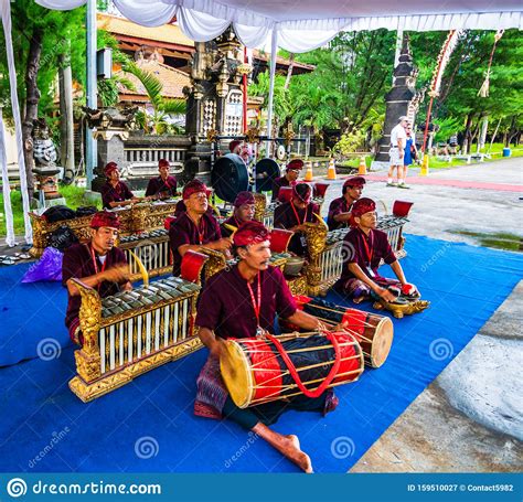 Grupo Tocando Instrumentos Musicales Tradicionales Balineses Bali