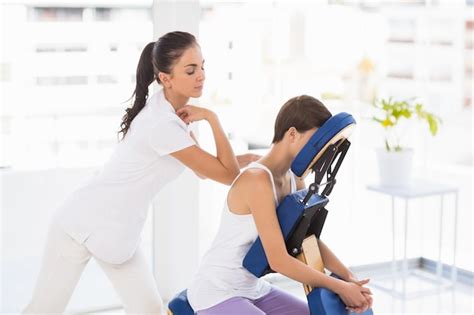 Premium Photo Masseuse Giving Back Massage To Woman
