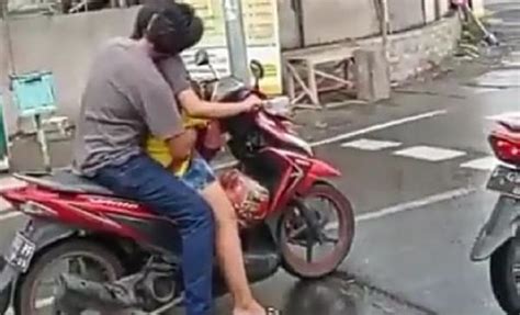 Laki Laki Dan Perempuan Di Surabaya Ini Mesum Di Atas Motor Videonya Viral Bagian 2