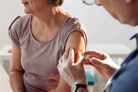 sanidad llama a los grupos de riesgo a vacunarse contra la gripe y