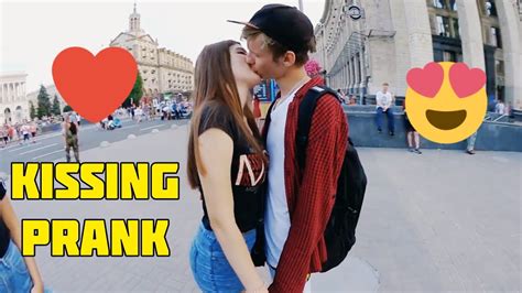 KISSING PRANK РАЗВОД ДЕВУШЕК НА ПОЦЕЛУЙ С ПОМОЩЬЮ ФОКУСА РЕАКЦИИ YouTube