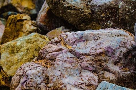 What Does Raw Gold Look Like In A Rock Mijon Maalai