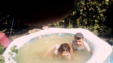 Смешные дети купаются в бассейне в жару Youtube
