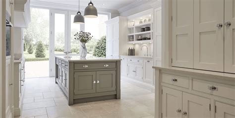 The frame is traditionally wide, whilst the chester range offers a more comtemporary narrow option. Grey Shaker Kitchen | Tom Howley