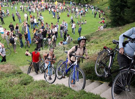 裸で自転車に乗り環境保護をアピールWorld Naked Bike Ride開催 写真11枚 国際ニュースAFPBB News