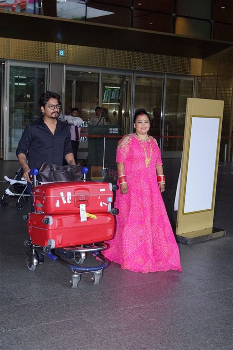 Bharti Singh And Harsh Limbachiyaa Spotted In Mumbai After Marriage On 6th Dec 2017 Bharti