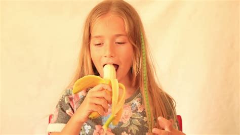 Cute Girl Eating Banana Video De Stock Totalmente Libre De Regalías