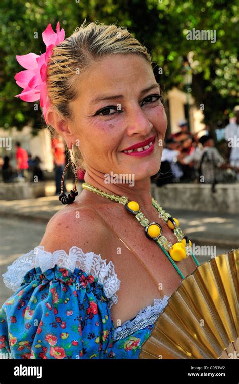 Mujer Cubana Vistiendo Un Traje Tradicional En La Habana Vieja La