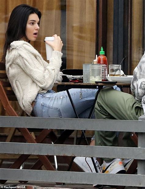Kendall Jenner Chows Down With Pals In La Kendall Style Kendall