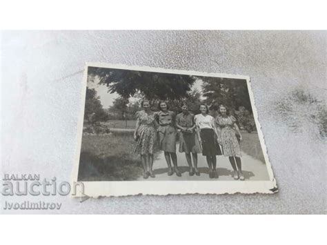Снимка Пет млади момичета на алея в парка Стари снимки Изделия от хартия balkanauction