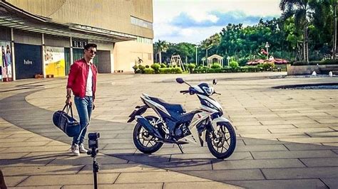 Lampu sen honda supra berada di tebeng, lampu sen depan dan belakang honda rs 150 menggunakan lampu sen batang seperti motor sport bisa jadi karena ini mengikuti regulasi sepeda motor malaysia yang mengharuskan hal tersebut. Harga Honda RS150R Lebih Murah Dari Yamaha Y15ZR?