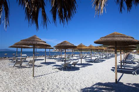 Campings avec emplacements, caravanes de location, bungalows et chalets. Camping Village avec vue sur la mer Toscane, Talamone, Plage
