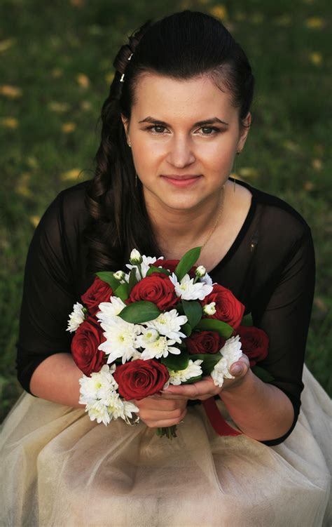 รูปภาพ คน หญิง ช่อดอกไม้ แนวตั้ง สีแดง แต่งงาน เจ้าสาว