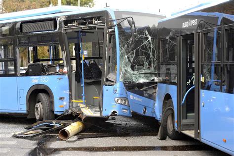 Egy éve történt a 12 halálos áldozatot követelő buszbaleset, meggyanúsították a teherautó sofőrjét. Megrázó képeken a budapesti buszbaleset | Startlap